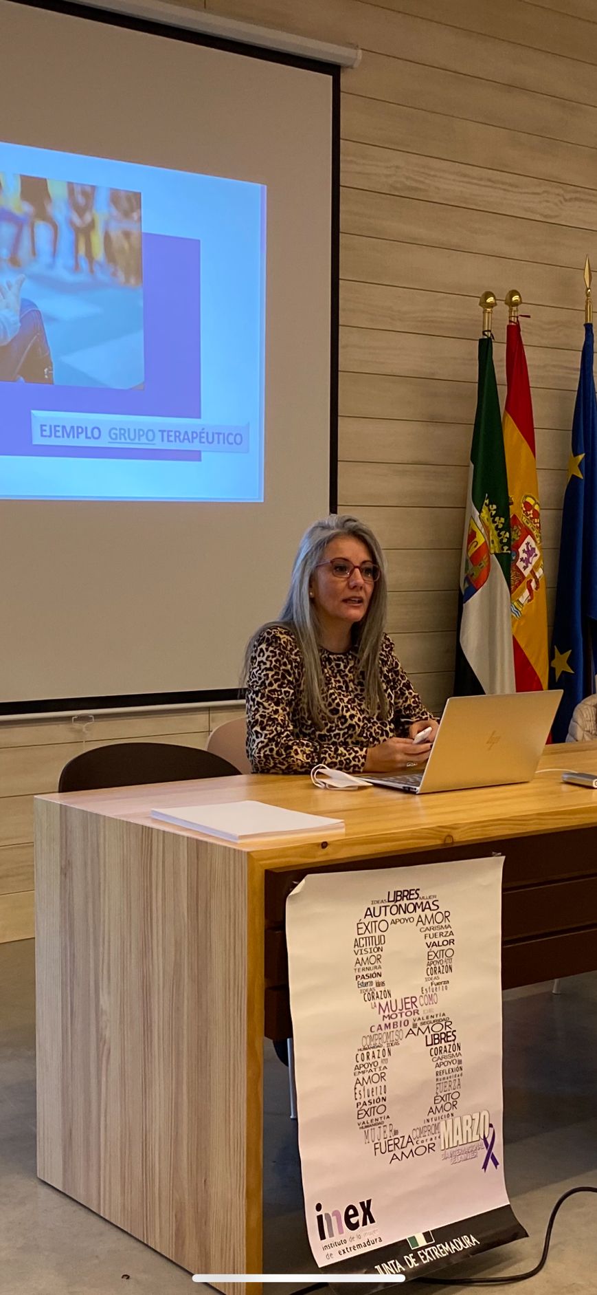 Mamen G&oacute;mez impartiendo formaci&oacute;n sobre trabajo grupal con v&iacute;ctimas de violencia sexual